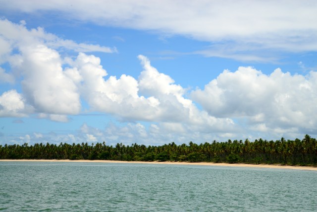 Entre as praias mais conhecidas de Boipeba, Moreré, situada na costa leste da ilha, abrange uma bela enseada de águas tranqüilas, cercada de recifes de corais, situados a cerca de 500 m da costa. As piscinas naturais que se formam neste ponto fazem, do local, uma área ideal para banhos relaxantes e para a prática de mergulho. Localizada nas imediações de um pequeno povoado bem pitoresco, a praia ainda apresenta um grande banco de areia que, durante a baixa da maré, permite, ao visitante, caminhar a partir da costa cerca de 300 metros mar adentro. Barracas bem equipadas, instaladas em suas extensas areias, servem petiscos deliciosos, além de pratos típicos da culinária local. O grande destaque fica por conta do camarão gigante, recém chegado do mar e frito na hora.