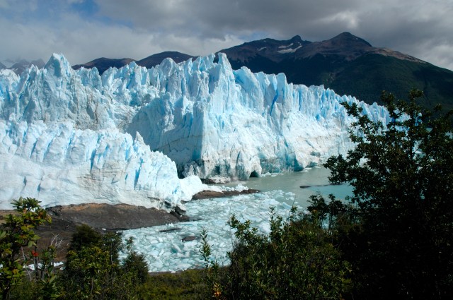 Trilhas para caminhada permitem uma excelente visão do Perito Moreno.
