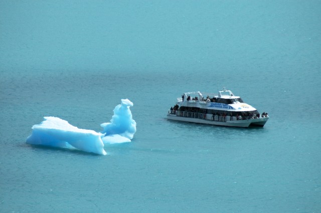 Pequenos icebergs flutuam nas águas do Lago Argentino.