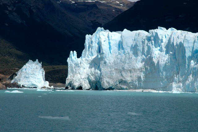 O canal aberto na geleira.