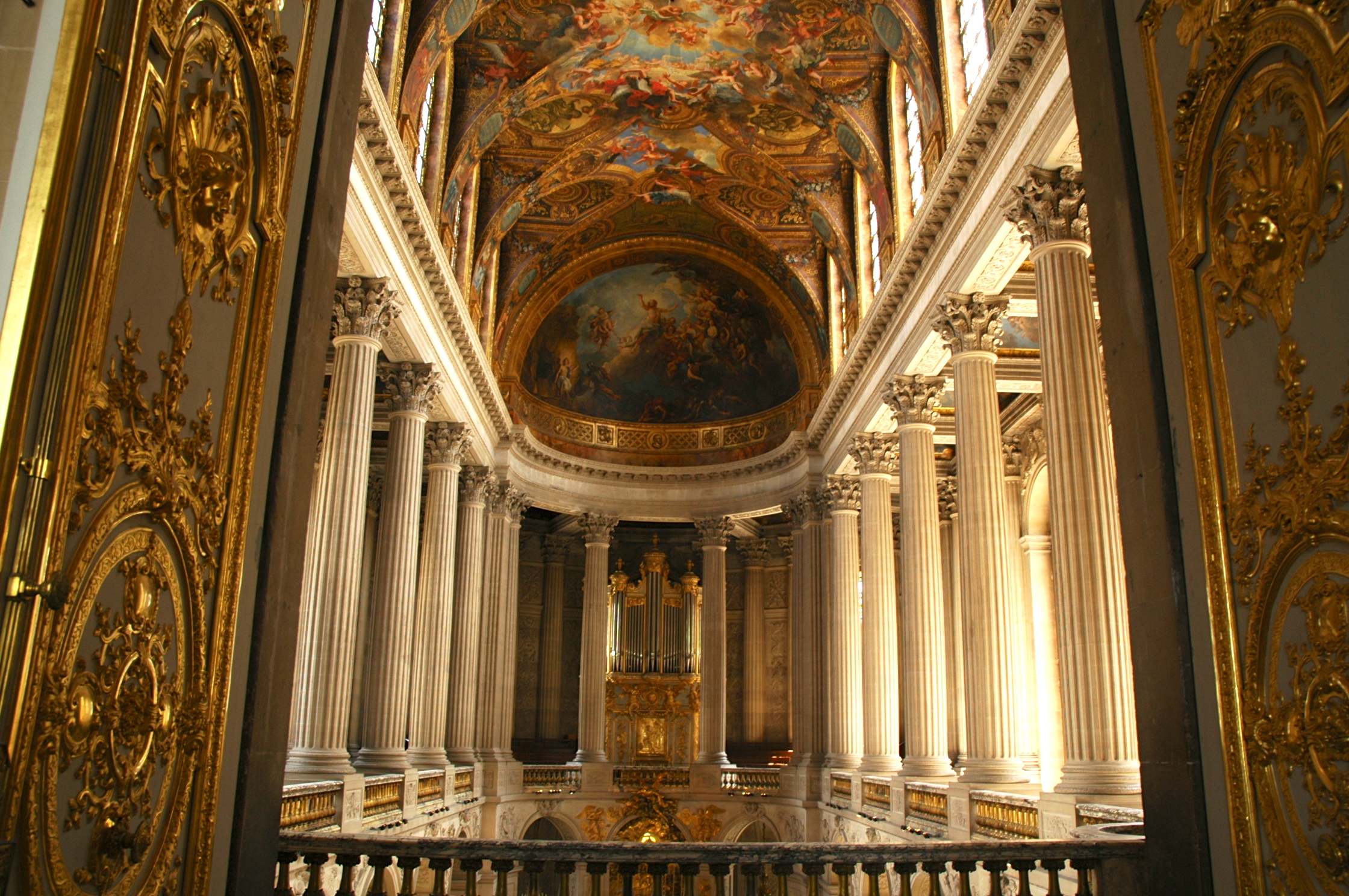 O interior da capela do Palácio de Versalhes.