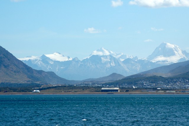 Navegando pelo Canal de Beagle, com as montanhas ao fundo.