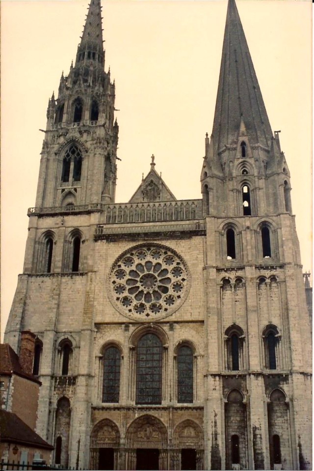 A fachada gótica da Catedral de Chartres.