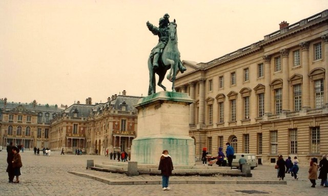 A estátua de Luís XIV em frente ao Palácio de Versalhes.