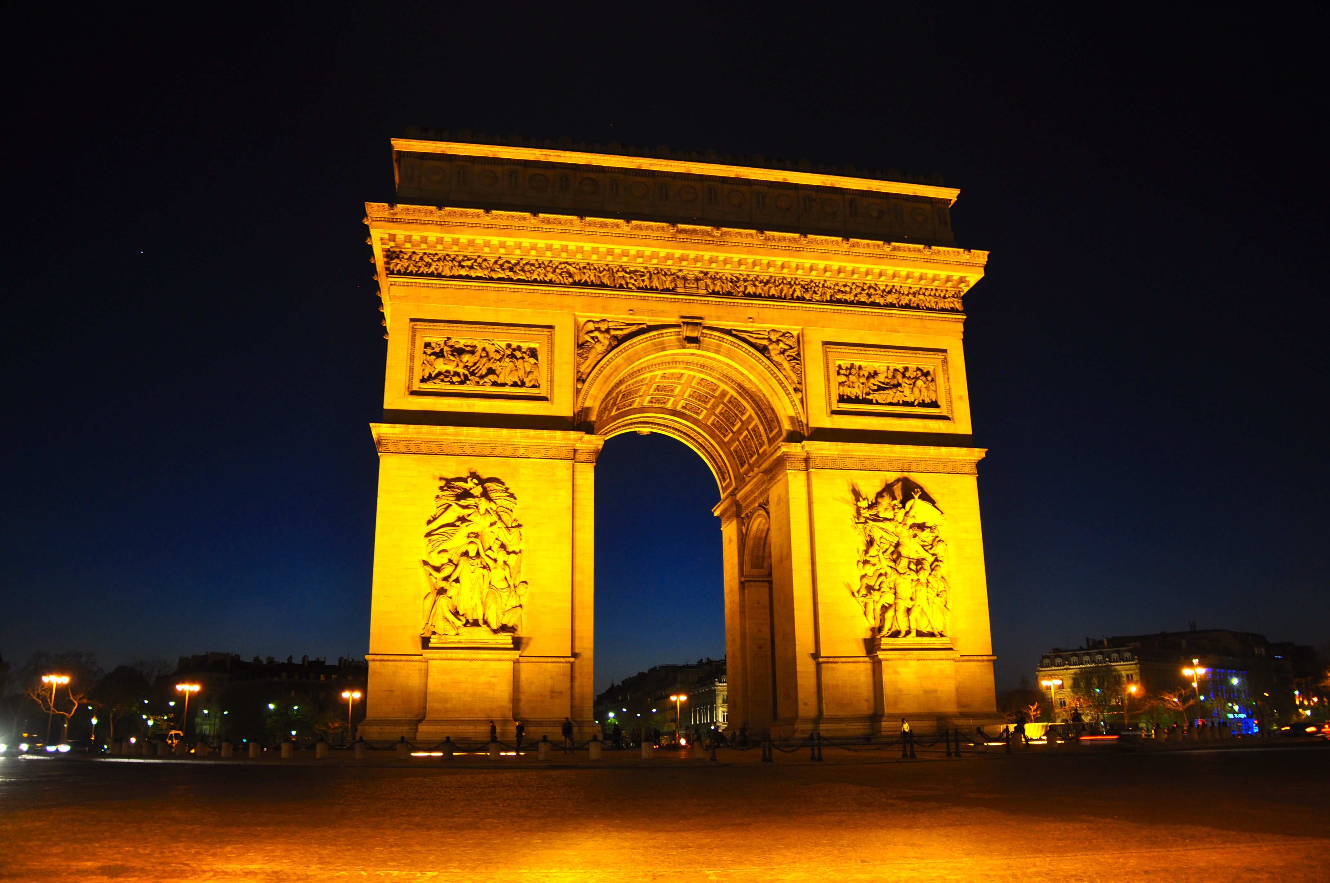 Arco do Triunfo - O charme noturno de Paris.