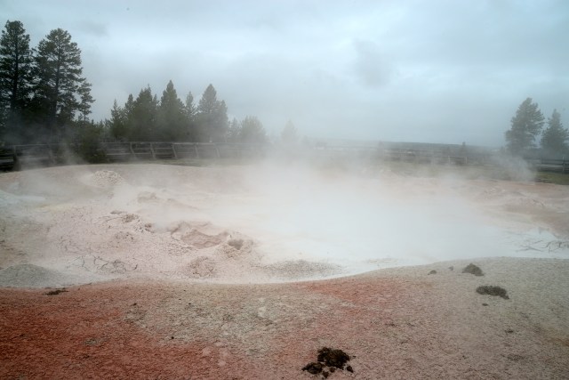 A lama borbulhante do Fountain Paint Pot.