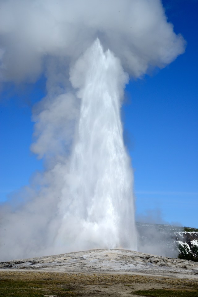 A magnífica erupção do Old Faithful.