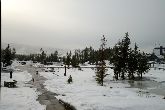 A neve cobriu os estacionamentos do Old Faithfull Snpw Lodge.