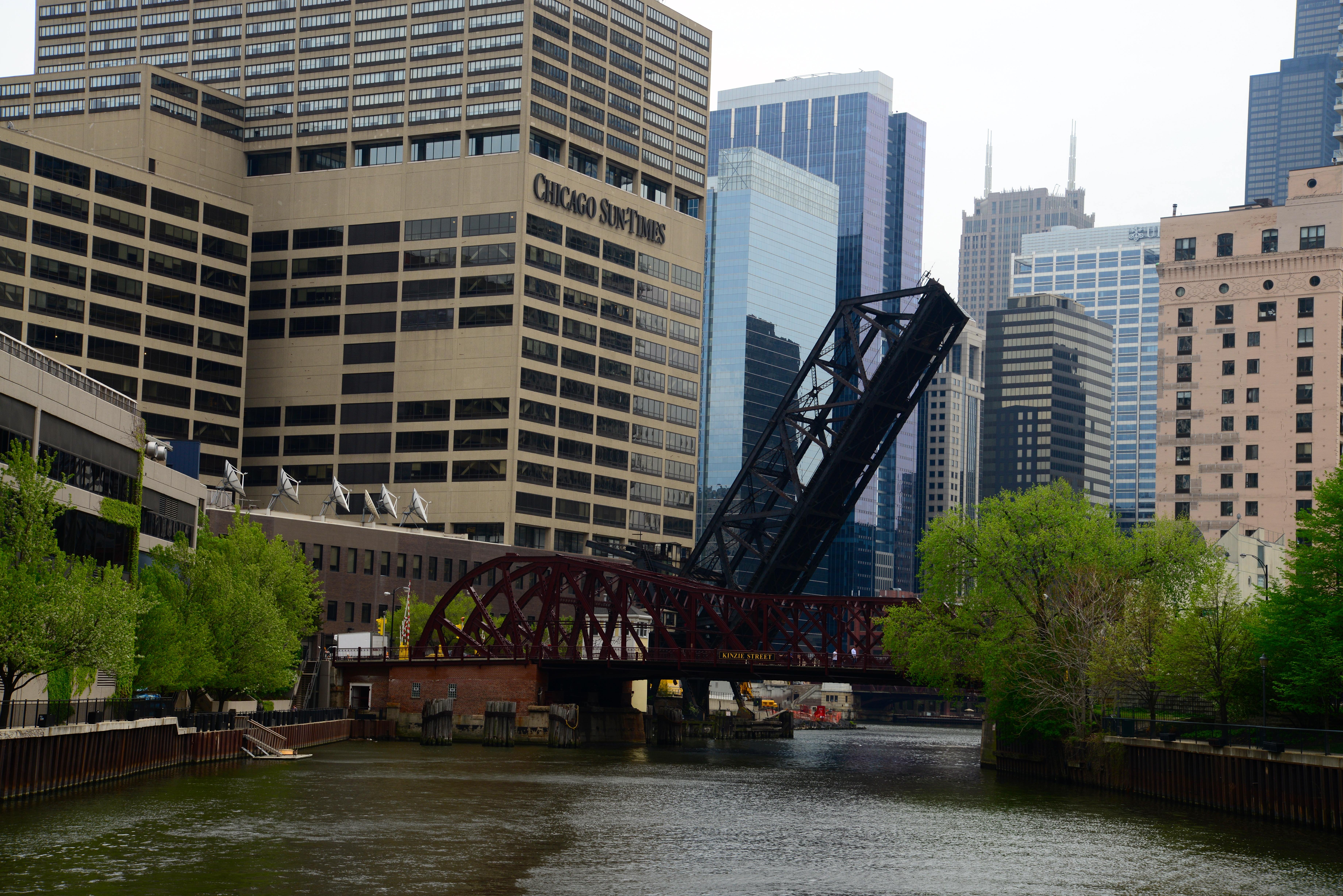 Ponte levadiça no Rio Chicago.