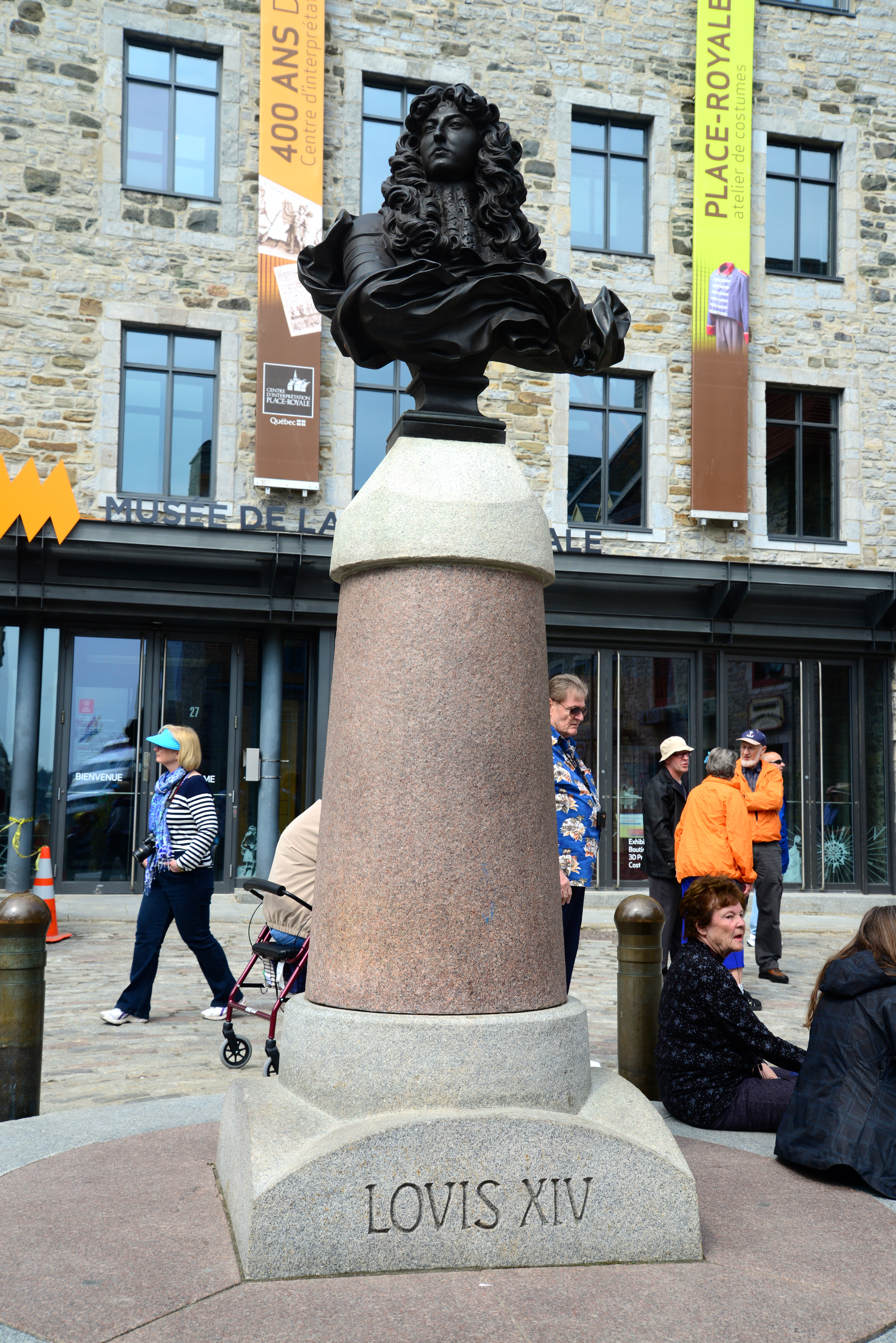 A estátua de Luís XIV na Place Royale.