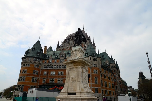 Para todo os lados que se olha, o Chateau Frontenac está presente.