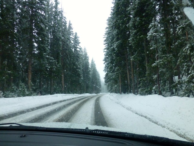 A estrada foi sendo encoberta pela neve.
