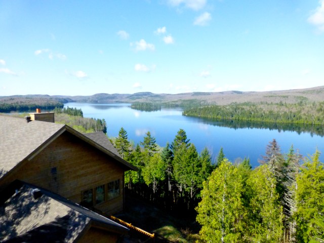 O Lago Sacacomie emoldura o lodge.