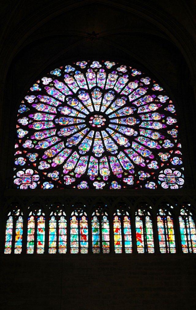 Detalhes dos vitrais de Notre Dame.