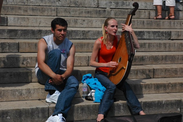 Artistas de rua nas escadarias da Basílica de Sacré-Coeur