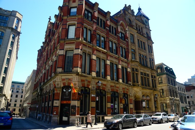 Casarões centenários no centro de Montreal.