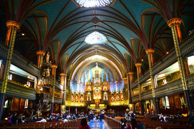 O colorido do interior da Basilique de Notre Dame de Montreal é bastante original.
