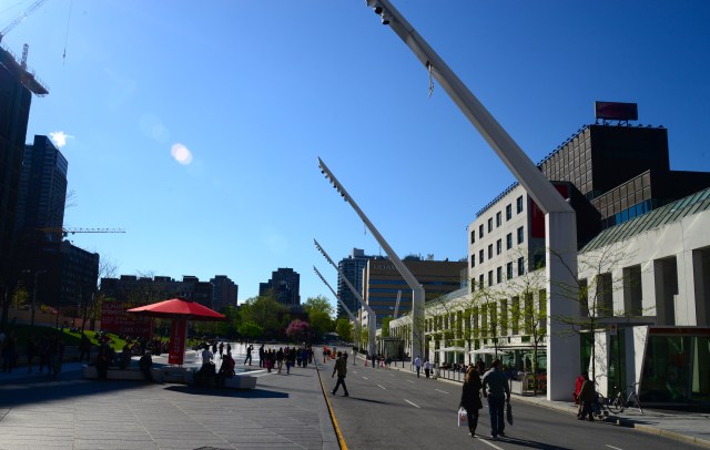 A avenida já é previamente preparada para grandes shows.
