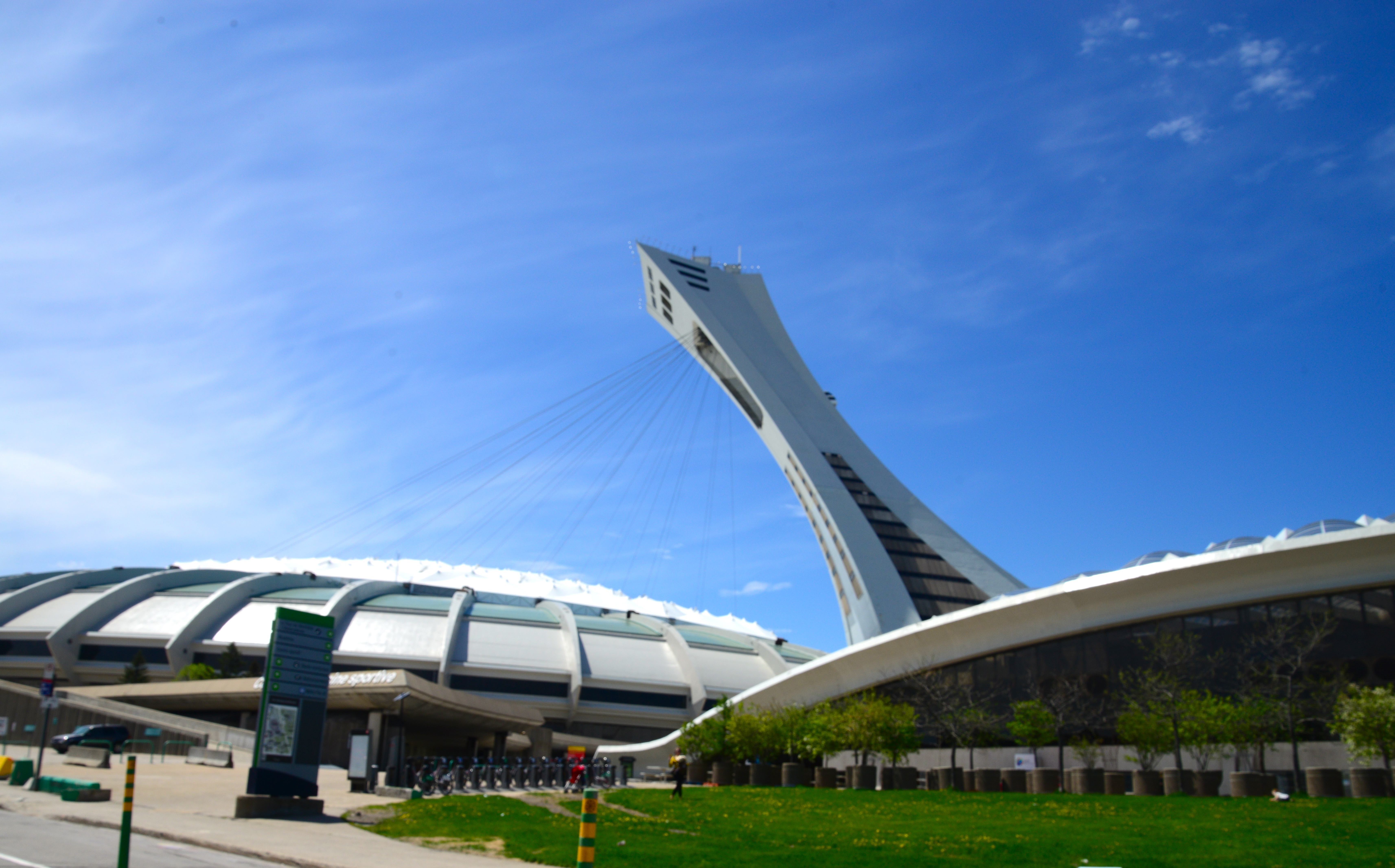 O Estádio Olímpico ao lado da Torre.