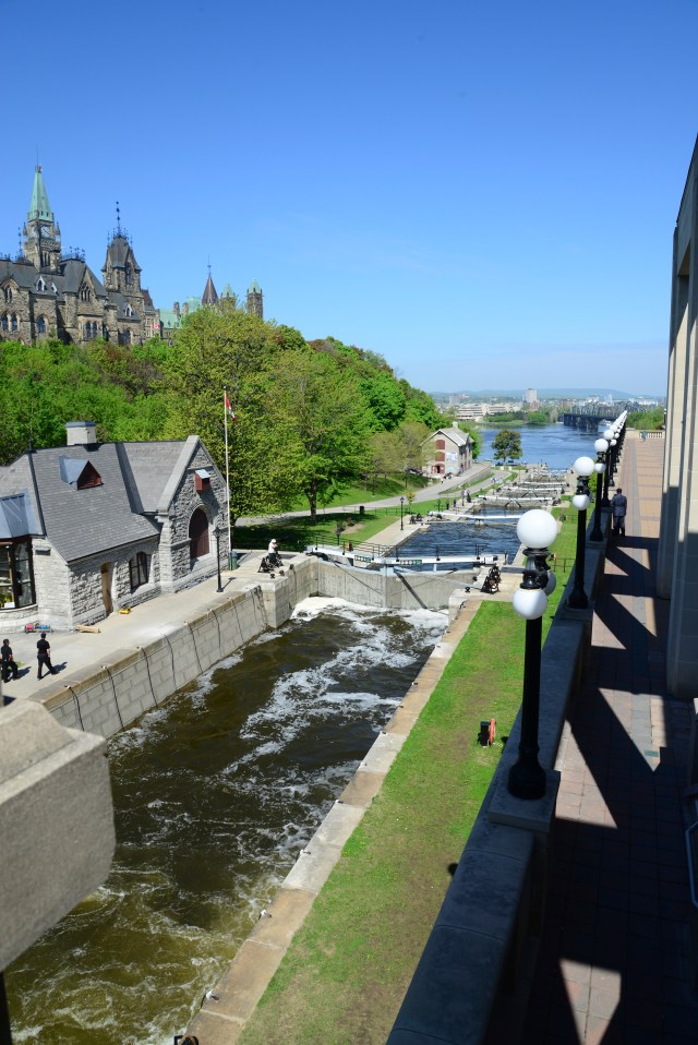 O desnível das águas justificaram a construção do sistema de eclusas. 
