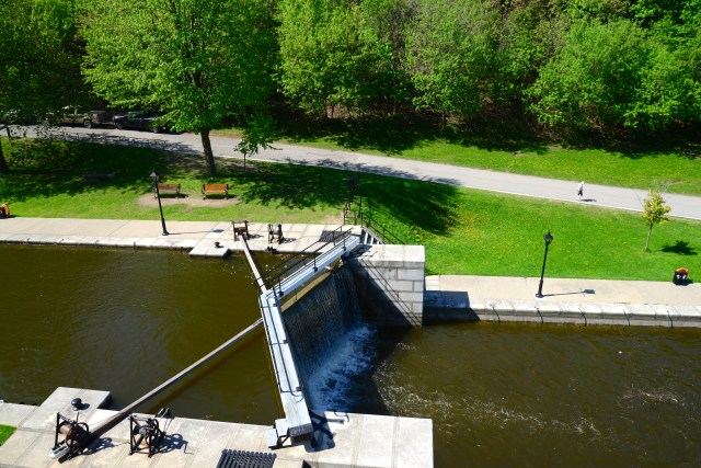 O complexo sistema de engenharia permite que os barcos passem por diferentes níveis ao longo do rio.