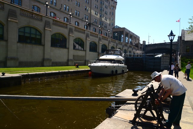 O sistema de abertura das comportas ainda é manual.