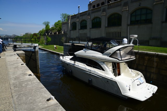 Uma lancha passando por uma das comportas do Canal Rideau