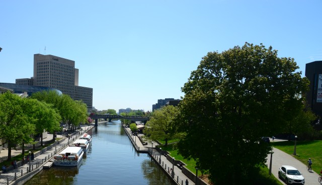 O passeio de barco pelo Canal Rideau é imperdível.