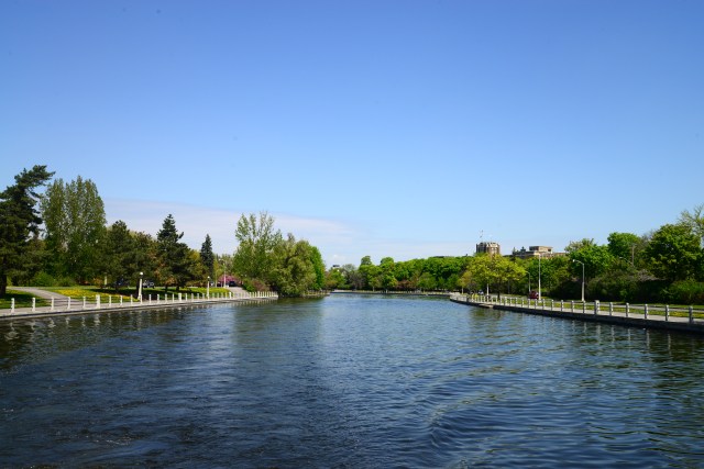 O Canal Rideau vira um bloco de gelo no inverno.