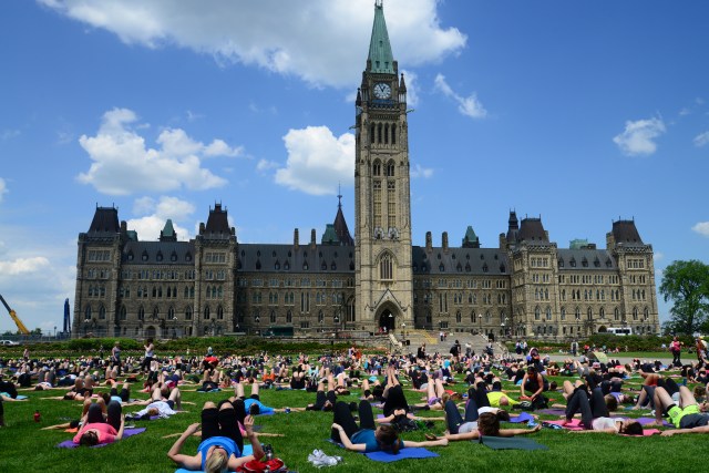 A multidão em frente ao prédio do parlamento de Ottawa.