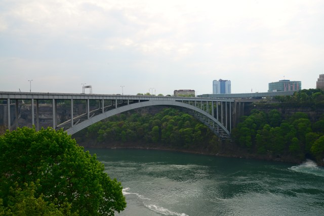 A ponte sobre o Rio Niágara liga o Canadá aos Estados Unidos.
