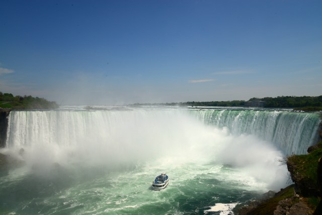 O desnível entre os dois lagos forma a Catarata.