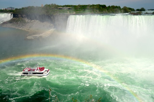 Os barcos chegam muito próximo da Catarata.