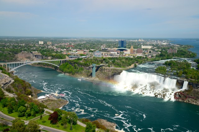 A American Falls com a cidade de Buffalo ao fundo.