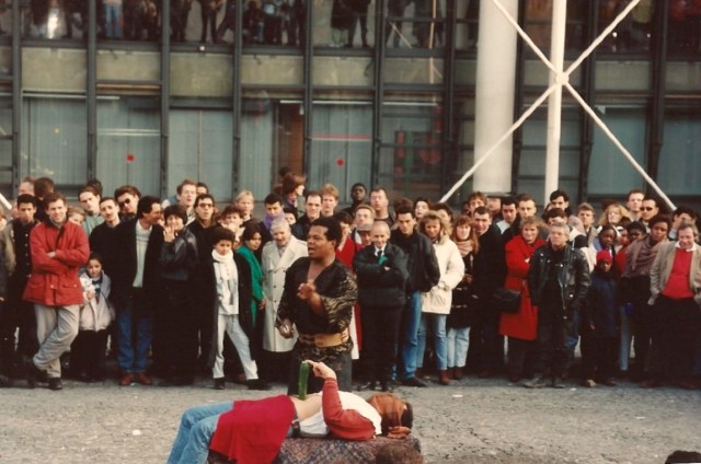 Artistas de rua em frente ao Centro Georges Pompidou.