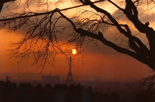 O Por do Sol atrás da Torre Eiffel