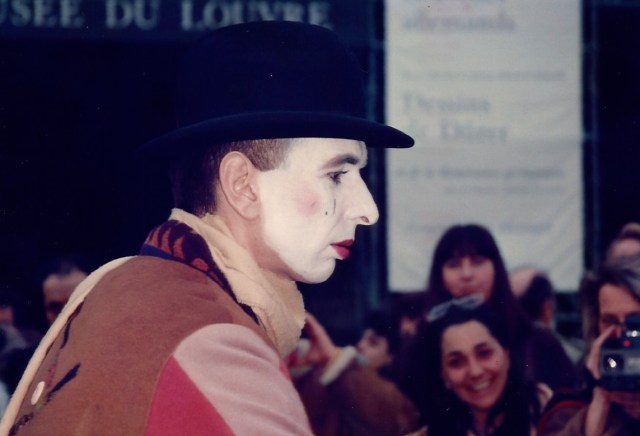 Artistas de rua em frente ao Beaubourg.