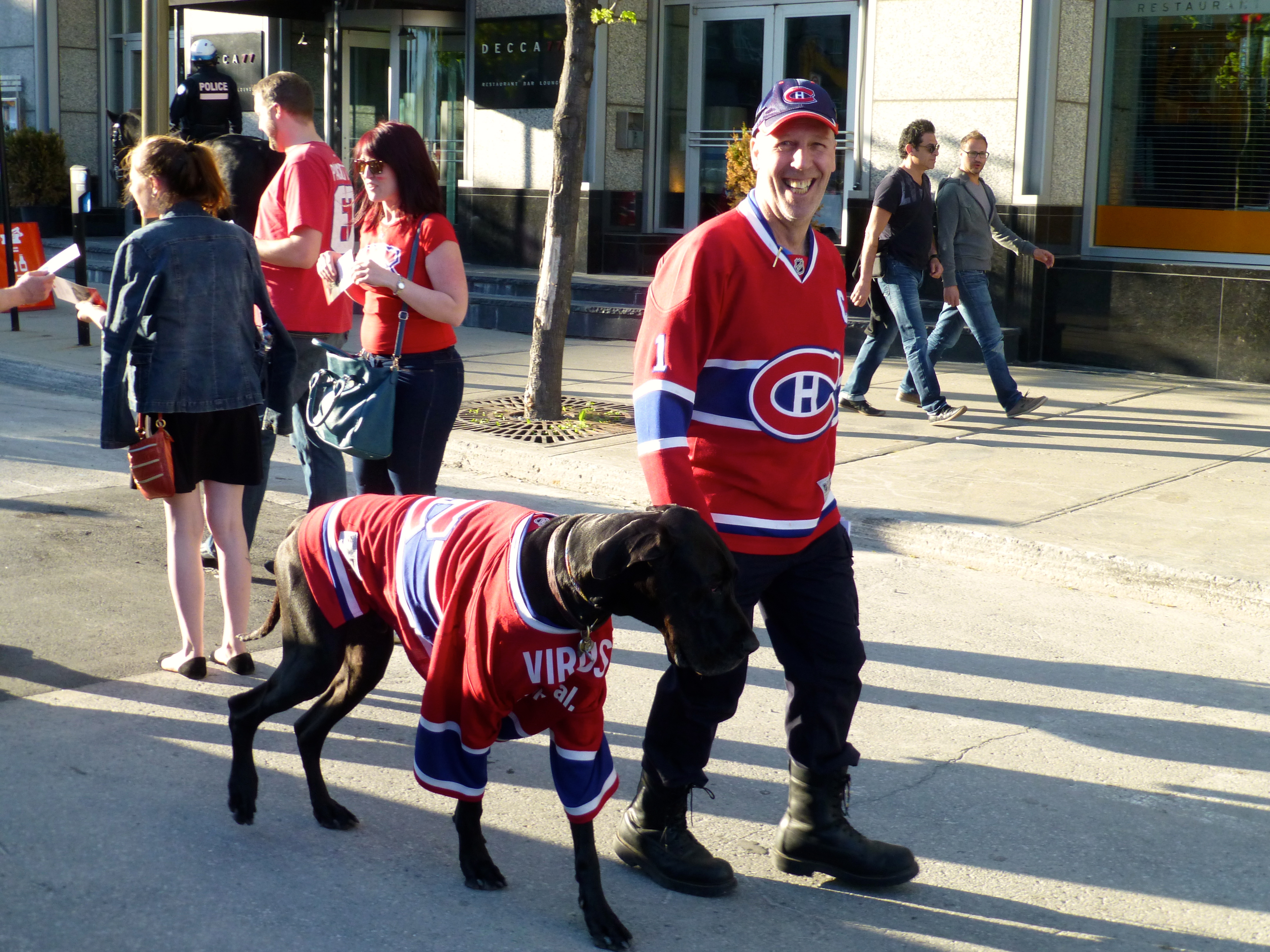 Os torcedores do Canadiens Montreal circulavam pela cidade.