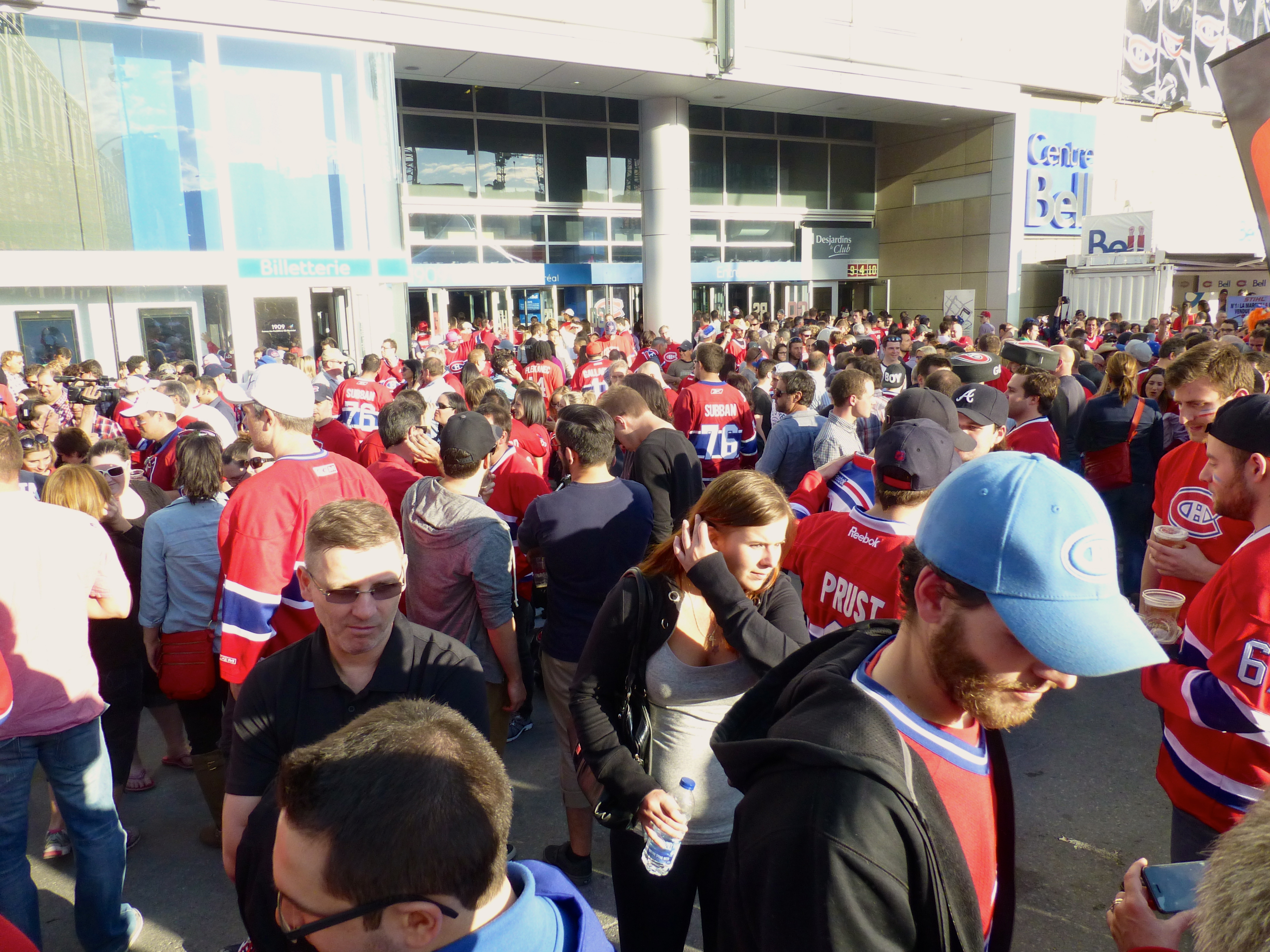 Os torcedores do Canadiens na entrada do Centre Bell.