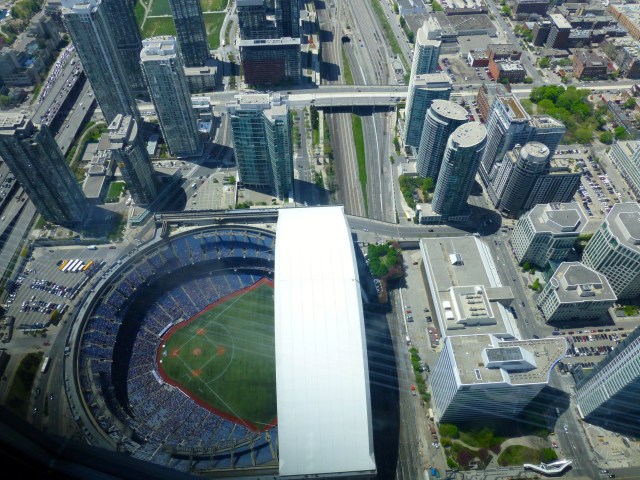 O Roger Centre visto do alto da CN Tower.