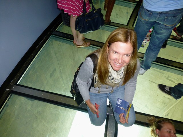 O piso de vidro é uma atração à parte.