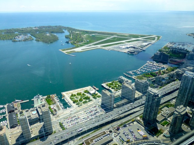 Toronto e o Lago Ontário, do alto da CN Tower.
