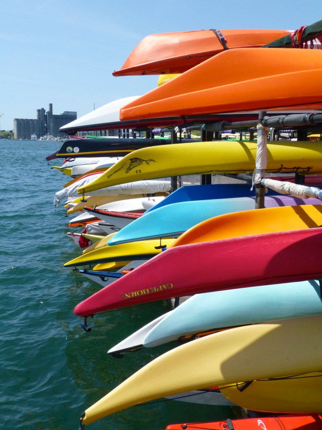 Caiaques no Queen's Quay.