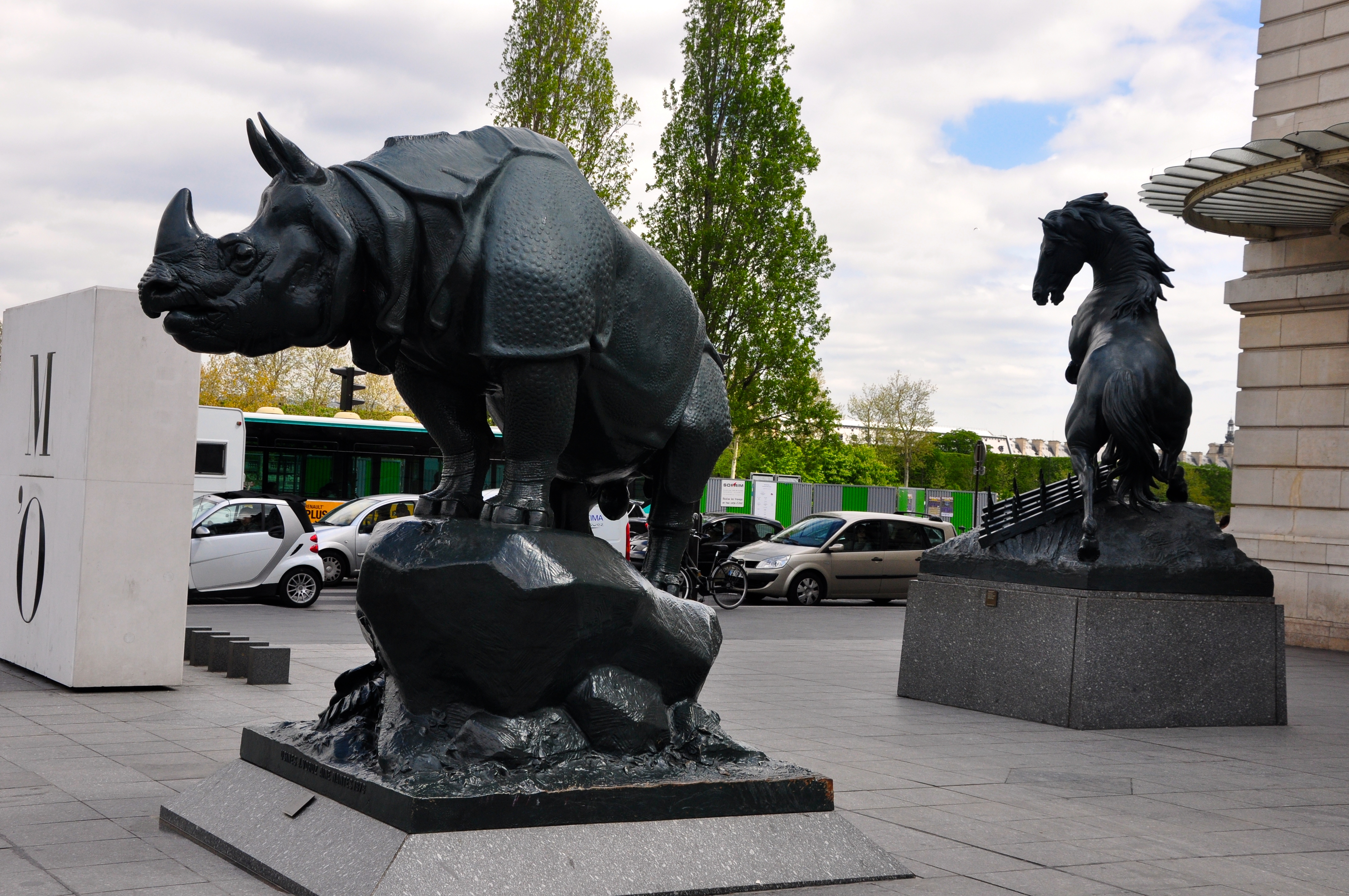 Escultura em frente ao Museu D'Orsay