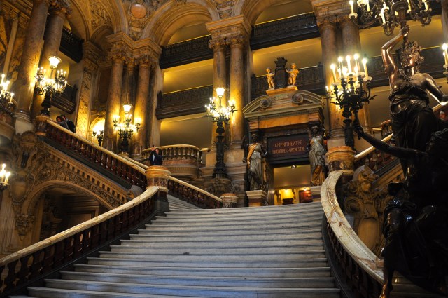 Escadaria interna da Opera de Paris.