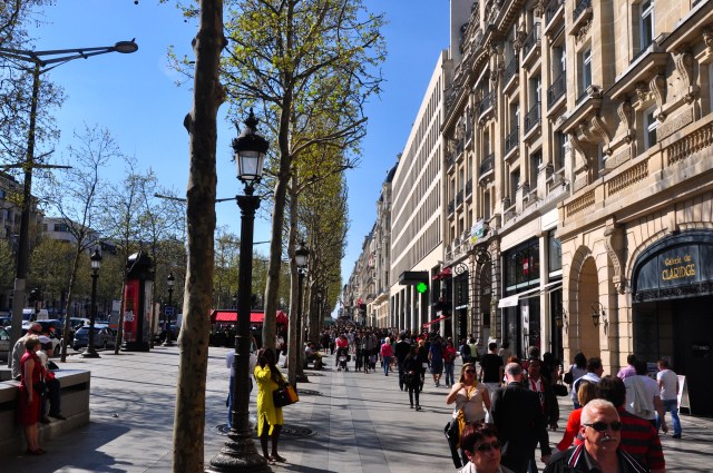 Os parisienses adoram a Avenida de Champs-Elysées