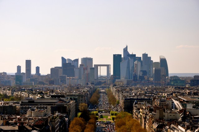 O bairro de la Défense com o Grande Arco ao centro