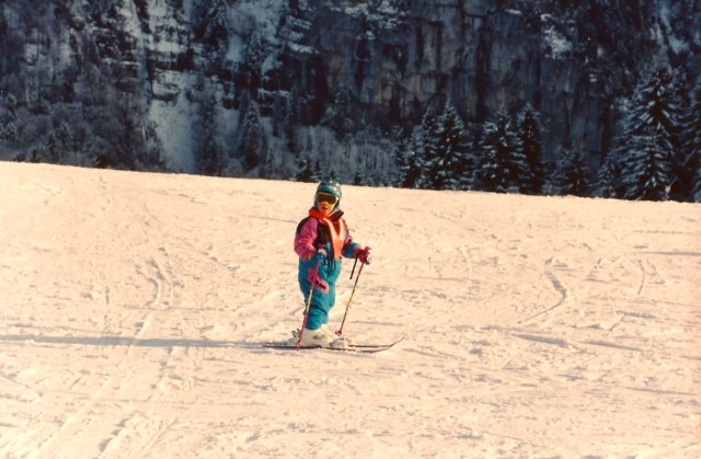As crianças aprendem a esquiar muito cedo