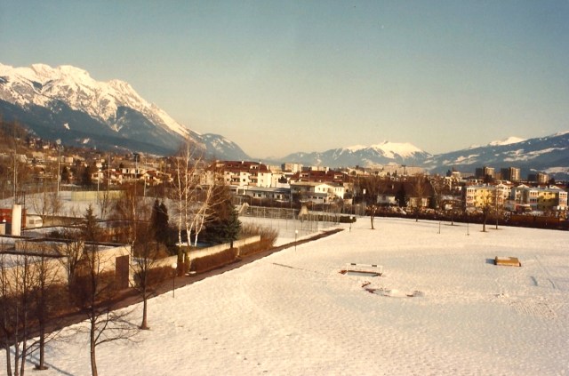 As quadras esportivas cobertas de neve e gelo.