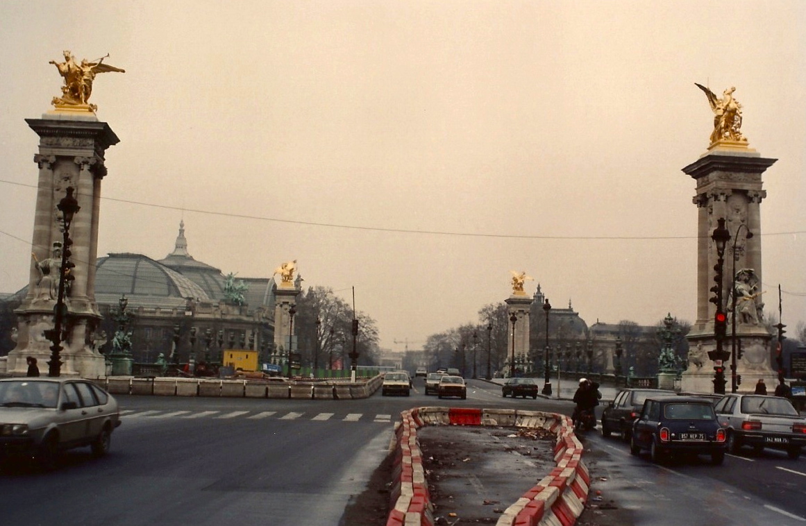 A ponte Alexandre III com o Grand Palais ao fundo.